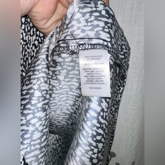 Express Women's Cut-Out Shoulder V-Neck White and  Black Color Blouse Size: M - Picture 5 of 6